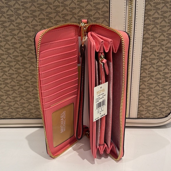 MICHAEL KORS LARGE TRAVEL CONTINENTAL WRISTLET WALLET
COLOR: TEA ROSE NWT - Picture 4 of 16